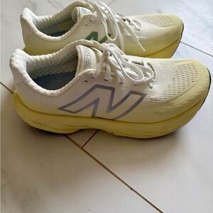 New Balance 1080 v4 size 9 wide yellow and white